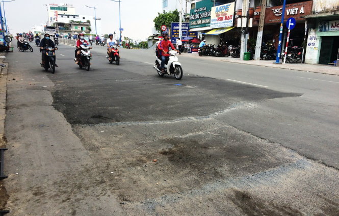 Mặt đường Hai Bà Trưng (Q.1, TP.HCM) đoạn dưới chân cầu Kiệu như tấm áo vá - Ảnh: L.PHAN