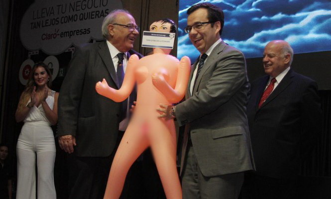 Bộ trưởng kinh tế Chile, ông Luis Felipe Céspedes (phải) nhận món quà từ tay chủ tịch hiệp hội các nhà xuất khẩu, ông Roberto Fantuzzi (trái) tại Santiago ngày thứ ba, 13-12 - Ảnh: EPA
Bộ trưởng kinh tế Chile, ông Luis Felipe Céspedes (phải) nhận món quà từ tay chủ tịch hiệp hội các nhà xuất khẩu, ông Roberto Fantuzzi (trái) tại Santiago ngày thứ ba, 13-12 - Ảnh: EPA