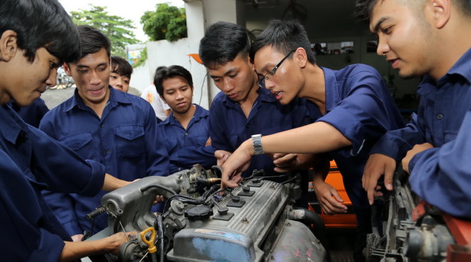 SV khoa ô tô Trường CĐ Viễn Đông, Q.12, TP.HCM trong giờ thực hành - Ảnh: Như Hùng