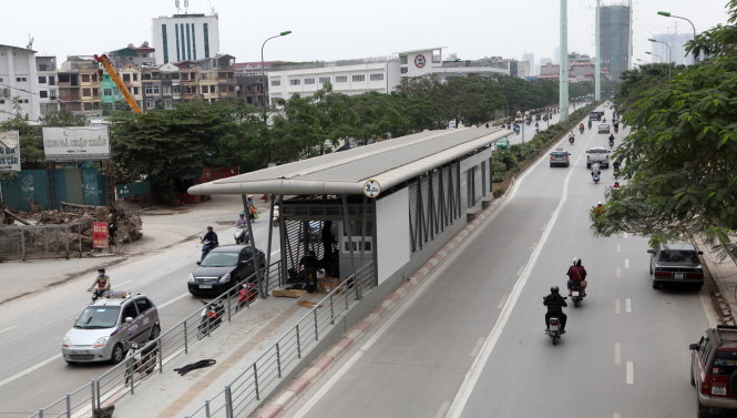 Khách đi cầu vượt hoặc phần đường dành cho người đi bộ để tiếp cận nhà chờ, lên xe buýt từ dải phân cách giữa - Ảnh: T.Phùng