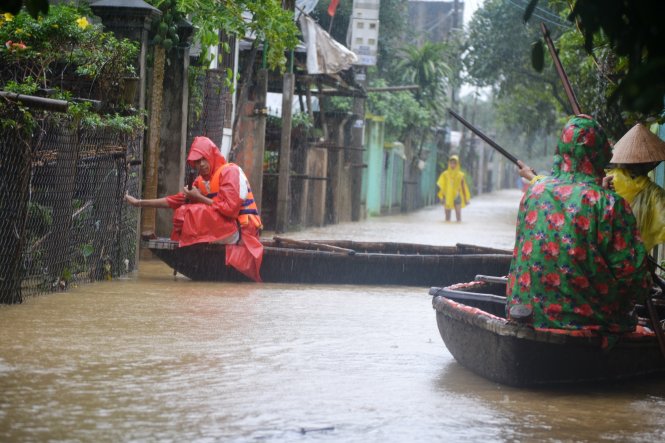 Người dân xã Đại Nghĩa, huyện Đại Lộc dùng ghe di chuyển trong lũ - Ảnh: Lê Trung