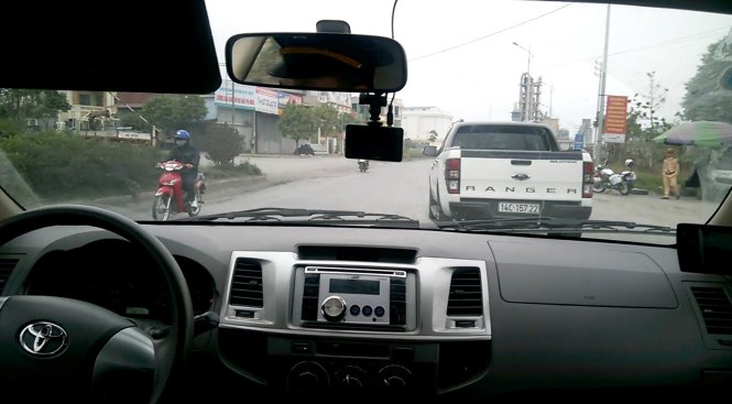 Tại một số điểm trên tuyến QL 17B thuộc địa phận huyện Kinh Môn, Hải Dương vẫn có các chốt CSGT nhưng không thấy có sự phối hợp với lực lượng thanh tra giao thông để xử lý các xe ô tô chèn ép xe công vụ - Ảnh: Tiến Thắng
