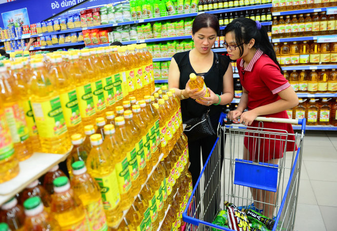 Khách chọn mua dầu ăn tại siêu thị ở TP.HCM - Ảnh: Q.Định