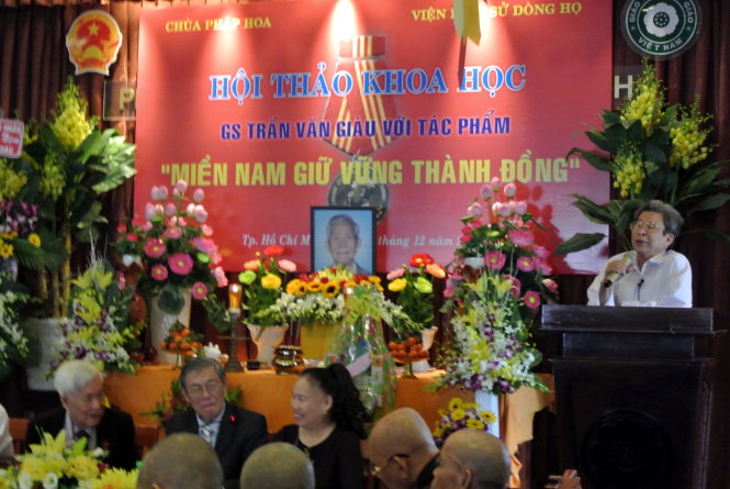 TS Hồ Bá Thâm đang trình bày tham luận về vai trò của GS Trần Văn Giàu trong giới trí thức sử học Việt Nam. Ảnh: T.V.