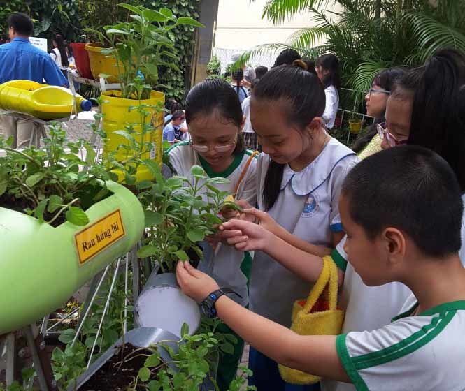 Thường xuyên được tiếp cận với mảng xanh tươi tốt sẽ giúp các bạn nhỏ biết yêu quý thiên nhiên, cây xanh... Trong ảnh: các bạn nhỏ trong ngày tổng kết chương trình truyền thông học đường về bảo vệ môi trường năm 2016, ngày 10-12, tại Q.3 (TP.HCM) - Ảnh: Quốc Thanh