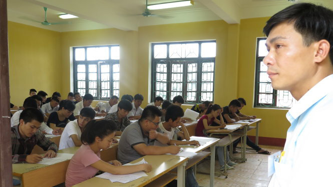 Thí sinh tham dự đợt thi tuyển sinh CĐ do Bộ GD-ĐT tổ chức trước đây, khi bộ này còn là cơ quan quản lý nhà nước với các trường CĐ và trung cấp chuyên nghiệp - Ảnh: Ngọc Hà