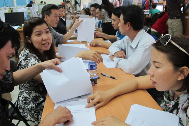 Cán bộ thuế hướng dẫn người dân làm thủ tục quyết toán thuế TNCN - Ảnh: ÁNH HỒNG