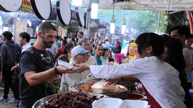 Khách tham quan liên hoan ẩm thực