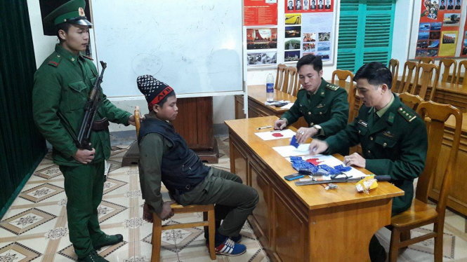 Khăm Đeng và tang vật bị thu giữ - Ảnh Đức Trí