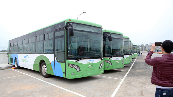 Đội xe buýt nhanh chuẩn bị đi vào khai thác từ 1-1-2017 - Ảnh: Tuấn Phùng