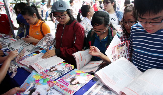 HS tham khảo và mua Cẩm nang tuyển sinh ĐH, CĐ năm 2016 - Ảnh: TRẦN HUỲNH