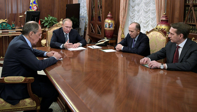 Tổng thống Putin (thứ hai từ trái) cùng Ngoại trưởng Lavrov (trái), Giám đốc tình báo nước ngoài Sergei Naryshkin (phải) và Giám đốc Cục an ninh liên bang Alexander Bortnikov (thứ hai từ phải) trong cuộc họp khẩn tại điện Kremlin - Ảnh: Reuters