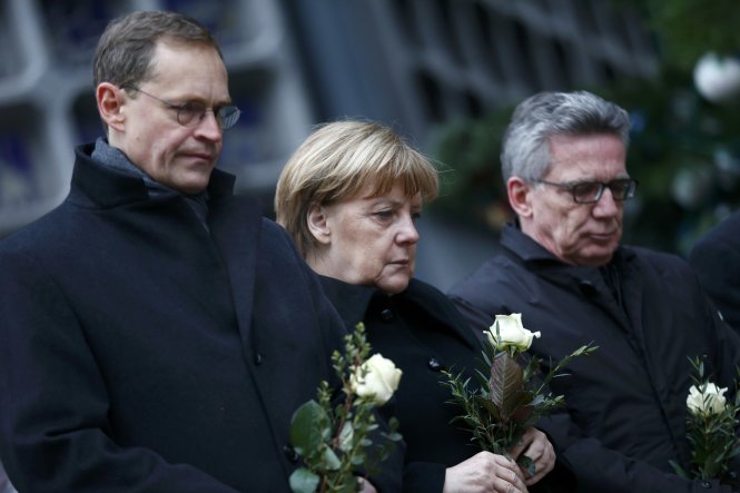 Thủ tướng Đức Angela Merkel đặt hoa tưởng niệm các nạn nhân vụ tấn công ở Berlin - Ảnh: Reuters