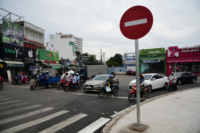 Các phương tiện giao thông lưu thông một chiều trên đường Nguyên Hồng (đoạn nối từ Lê Quang Định với đường Nguyên Hồng đến đường Phạm Văn Đồng) theo hướng từ đường nối đến đường Phạm Văn Đồng - Ảnh: Hữu Thuận
