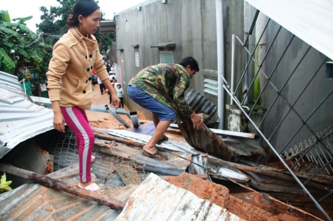 Gia đình cán nạn nhân vụ sạt lỡ núi ở thôn Phước Lộc, xã Phước Đồng, TP Nha Trang đang tìm kiếm trong các ngôi nhà đã bị sập - Ảnh:Phan Sông Ngân
