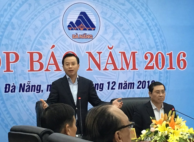 Bí thư Thành ủy Đà Nẵng Nguyễn Xuân Anh cùng Chủ tịch TP Đà Nẵng Huỳnh Đức Thơ chủ trì cuộc họp báo - Ảnh: ĐĂNG NAM
