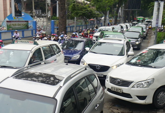 Ôtô lưu thông vào đường Nguyễn Thị Minh Khai trong khu vực vành đai dự kiến thu phí ôtô tại khu trung tâm thành phố chiều 20-12 - Ảnh: QUANG ĐỊNH