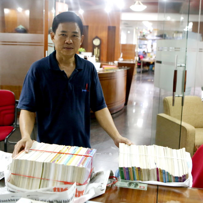 Anh Dương Đình Phượng (TP.HCM) gửi sách giáo khoa cho học sinh vùng lũ - Ảnh: GIA TIẾN