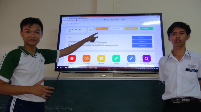 Đạt (trái) và Tông đã thiết kế phần mềm hóa học hữu ích, tiện lợi cho việc ôn tập môn hóa - Ảnh: MINH TÂM