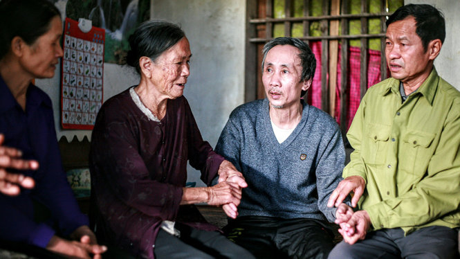 Người thân đến thăm hỏi ông Long (thứ 2 bìa phải) - Ảnh: NAM TRẦN