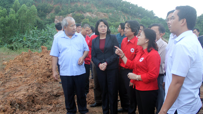 Phó chủ tịch nước kiểm tra hiện trường vu sạt lở đất - Ảhn: Thanh Trúc