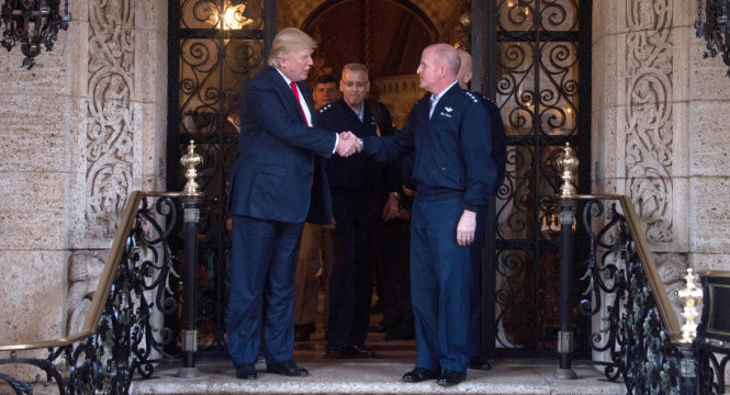 Tổng thống đắc cử Donald Trump (trái)