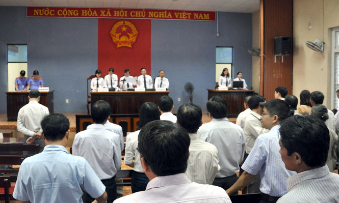 Tòa tuyên án buộc các DN phải bồi thường cho ngư dân số tiền hơn 13,2 tỉ đồng, chiều 22-12 - Ảnh: ĐÔNG HÀ