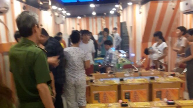 Lực lượng chức năng kiểm tra tại tiệm game - Ảnh: C.A.