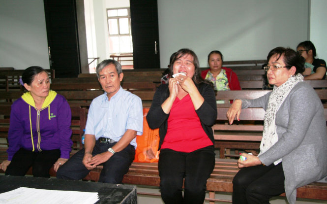 Bà Nguyễn Thị Hồng (thứ ba từ trái qua) bật khóc trước tòa phúc thẩm TAND tỉnh Khánh Hòa, vì cho rằng mình bị oan ức do quyết định đình chỉ thi công, cưỡng chế phá dỡ công trình che tấm bạt đã gây thiệt hại cho bà - Ảnh: PHAN SÔNG NGÂN