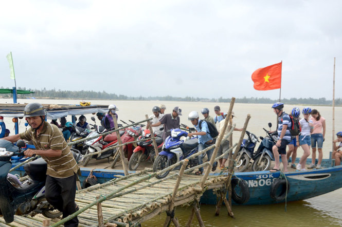 Người dân quay trở lại kiếp sống lụy đò - Ảnh: THANH BA