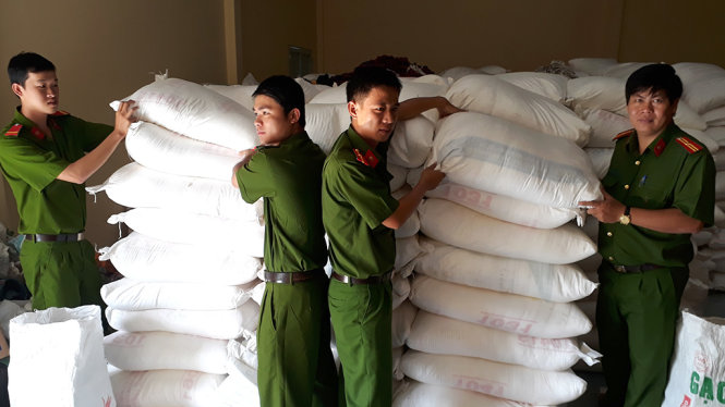 17 tấn đường mới bắt được đang tạm giữ tại công an huyện Tri Tôn - Ảnh: BỬU ĐẤU