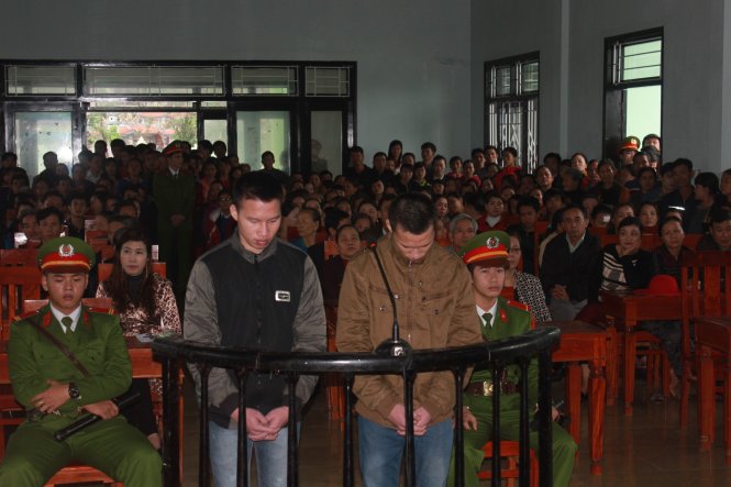 Ảnh: Hai anh em song sinh Phúc và Đức cúi đầu trả lời HĐXX tại phiên tòa sơ thẩm sáng 23-12 – Ảnh: Quốc Nam