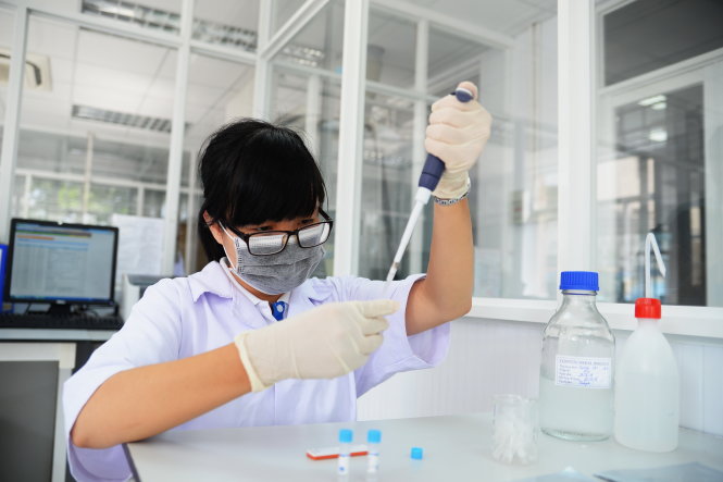Kiểm nghiệm phát hiện nhanh hormone tăng trưởng được sử dụng để tạo nhiều nạc cho vật nuôi tại Trung tâm dịch vụ phân tích thí nghiệm, thuộc Sở Khoa học và công nghệ TP.HCM - Ảnh: HỮU KHOA