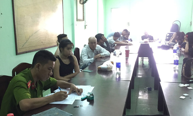 Công an làm việc với những người liên quan - Ảnh: Ngọc Khải