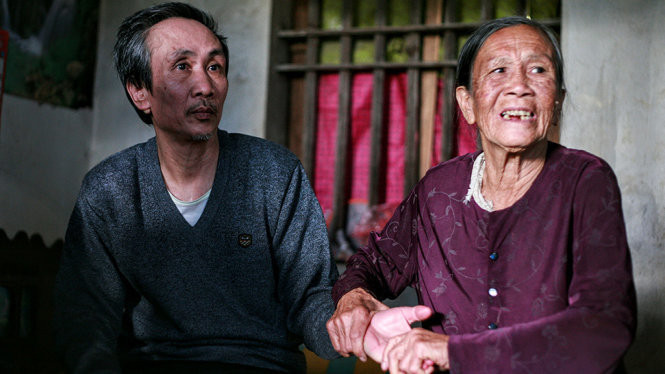Ông Hàn Đức Long kể cho mọi người nghe những ngày tháng trong trại giam và quá trình kêu oan của mình - Ảnh: Nam Trần