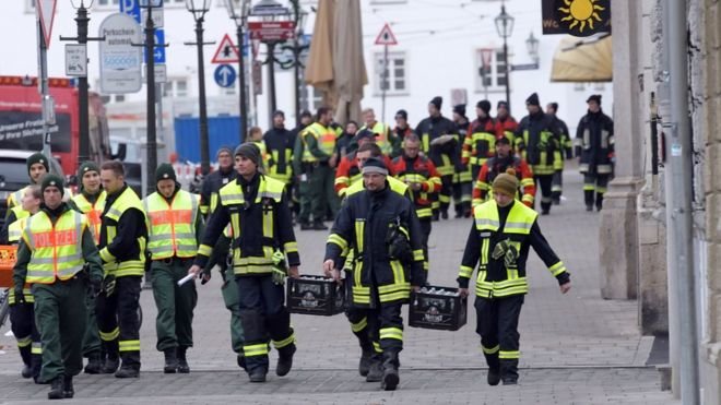 Cảnh sát và nhân viên y tế trên đường phố vắng tanh của Augsburg - Ảnh: AFP