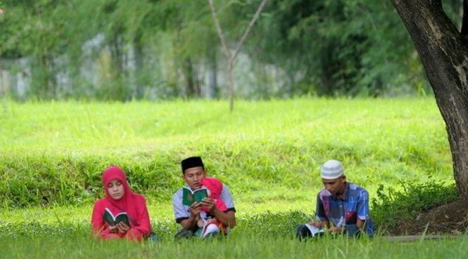 Hàng ngàn người Indonesia tập trung cầu nguyện cho nạn nhân động đất-sóng thần hôm 26-12 - Ảnh: AFP