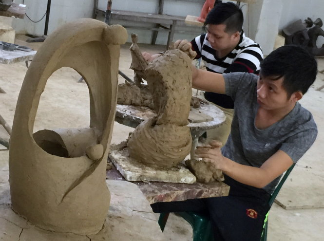 Thực hành điêu khắc tại Trường ĐH Nghệ thuật Huế. Ảnh: THÁI LỘC