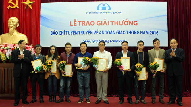 Các cá nhân, tập thể nhận giải thưởng báo chí về tuyên truyền ATGT năm 2016 - Ảnh: CHÍ TUỆ