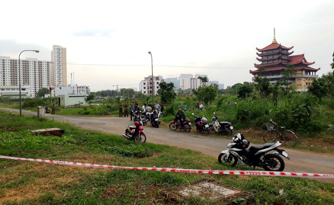 Lực lượng chức năng tiến hành khám nghiệm hiện trường- Ảnh: TÂM ĐỨC