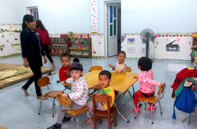 Cô Vũ Thị Mai Hoa – Hiệu trường mầm non Cẩm Thịnh cho biết sáng nay có 180/320 cháu không đến trường - Ảnh: VĂN ĐỊNH