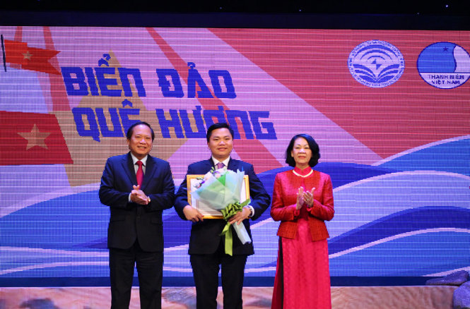 Bà Trương Thị Mai - Trưởng Ban dân vận trung ương cùng ông Trương Minh Tuấn - Bộ trưởng Bộ Thông tin và Truyền thông trao giải nhất cho đại diện nhóm tác giả Nguyễn Đình Phú và Lê Quốc Chiến - Ảnh: HÀ THANH