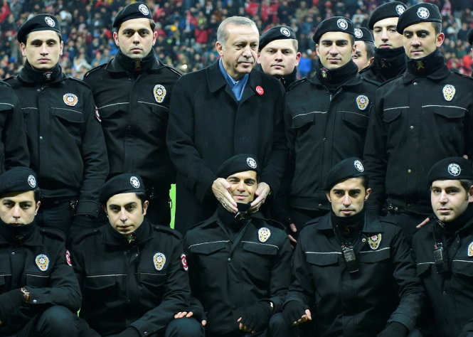 Tổng thống Tayyip Erdogan chụp ảnh cùng các sĩ quan cảnh sát Thổ Nhĩ Kỳ ở Istanbul, ngày 22-12 - Ảnh: Reuters