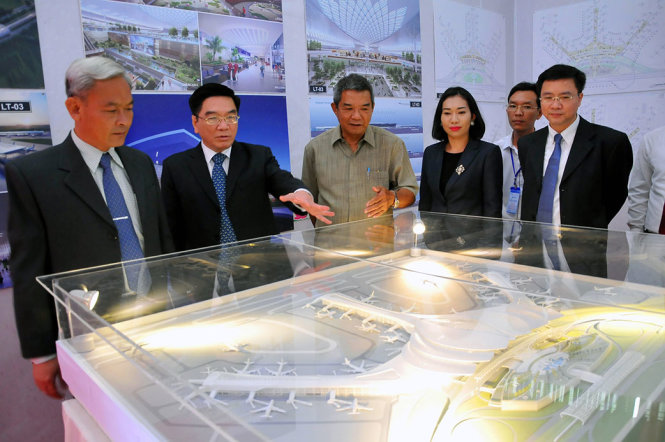 Lãnh đạo UBND tỉnh Đồng Nai và ACV tham quan các phương án được trưng bày - Ảnh: A Lộc