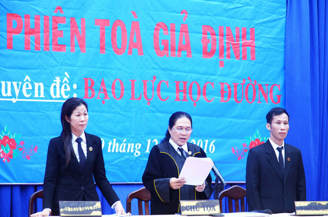 HĐXX phiên tòa giả định xét xử vụ án về bạo lực học đường diễn ra sáng 29-12 tại trường THCS Trường Thạnh (Quận 9, TP.HCM) - Ảnh: UYÊN TRINH