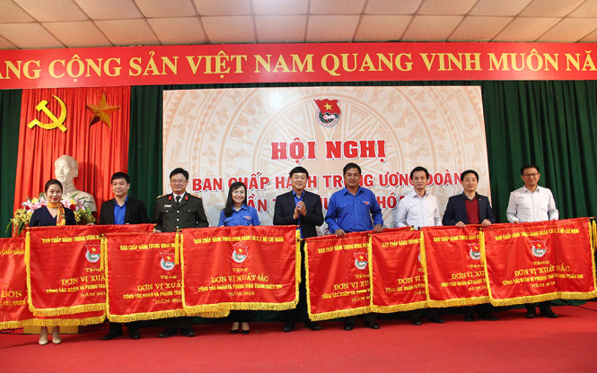 Trao cờ thi đua xuất sắc cho các đơn vị có thành tích xuất sắc trong công tác đoàn và phong trào thanh thiếu nhi cấp tỉnh năm 2016 - Ảnh: LÂM HẢI