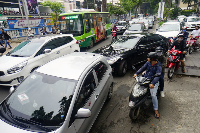 Ôtô và xe máy đi trên vỉa hè đường Nguyễn Thị Minh Khai (Q.3 và Q.1, TP.HCM) - Ảnh: QUANG ĐỊNH