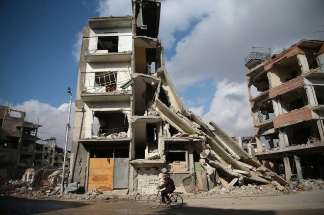 Tổ chức giám sát nhân quyền tại Syria cho biết vẫn còn xảy ra giao tranh tại nhiều khu vực của Syria bất chấp lệnh ngừng bắn đã có hiệu lực - Ảnh: Reuters