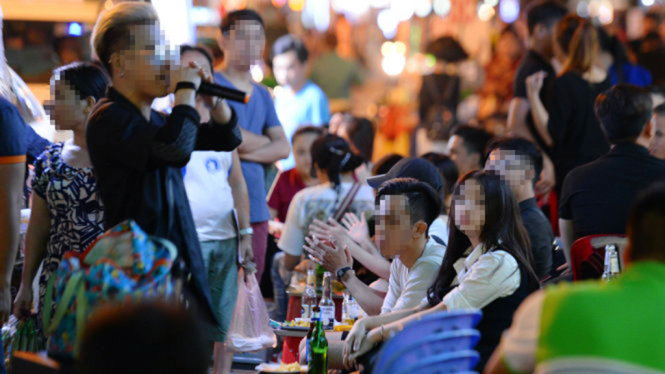 Nhậu và tụ tập tán gẫu thâu đêm suốt sáng không phải là chuyện hiếm trong giới trẻ - Ảnh: Hữu Khoa