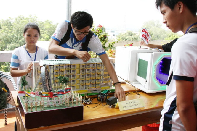 Sinh viên Trường ĐH Kỹ thuật TP.HCM triển lãm giới thiệu ngành học - Ảnh: TRẦN HUỲNH